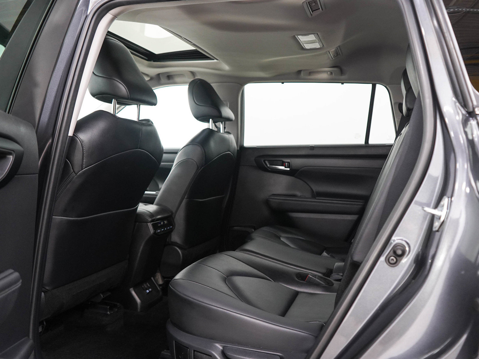 Used 2025 Toyota Highlander XLE AWD/4WD image 18