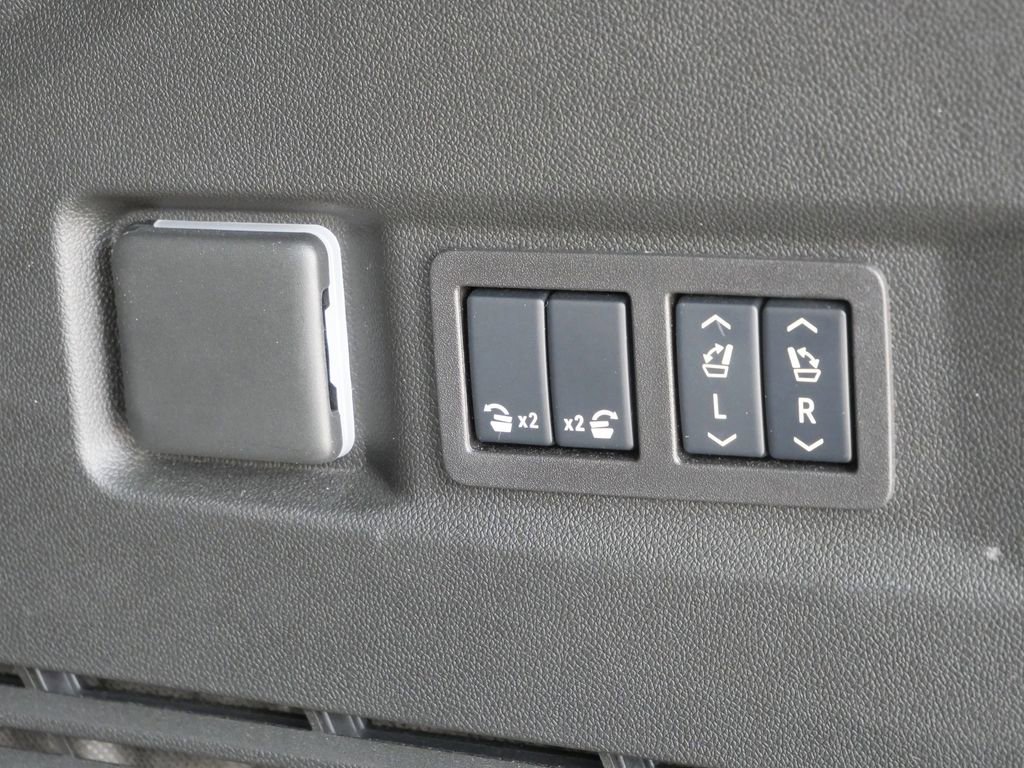 Used 2025 GMC Yukon Denali w/ Sun & Power Step Package image 28