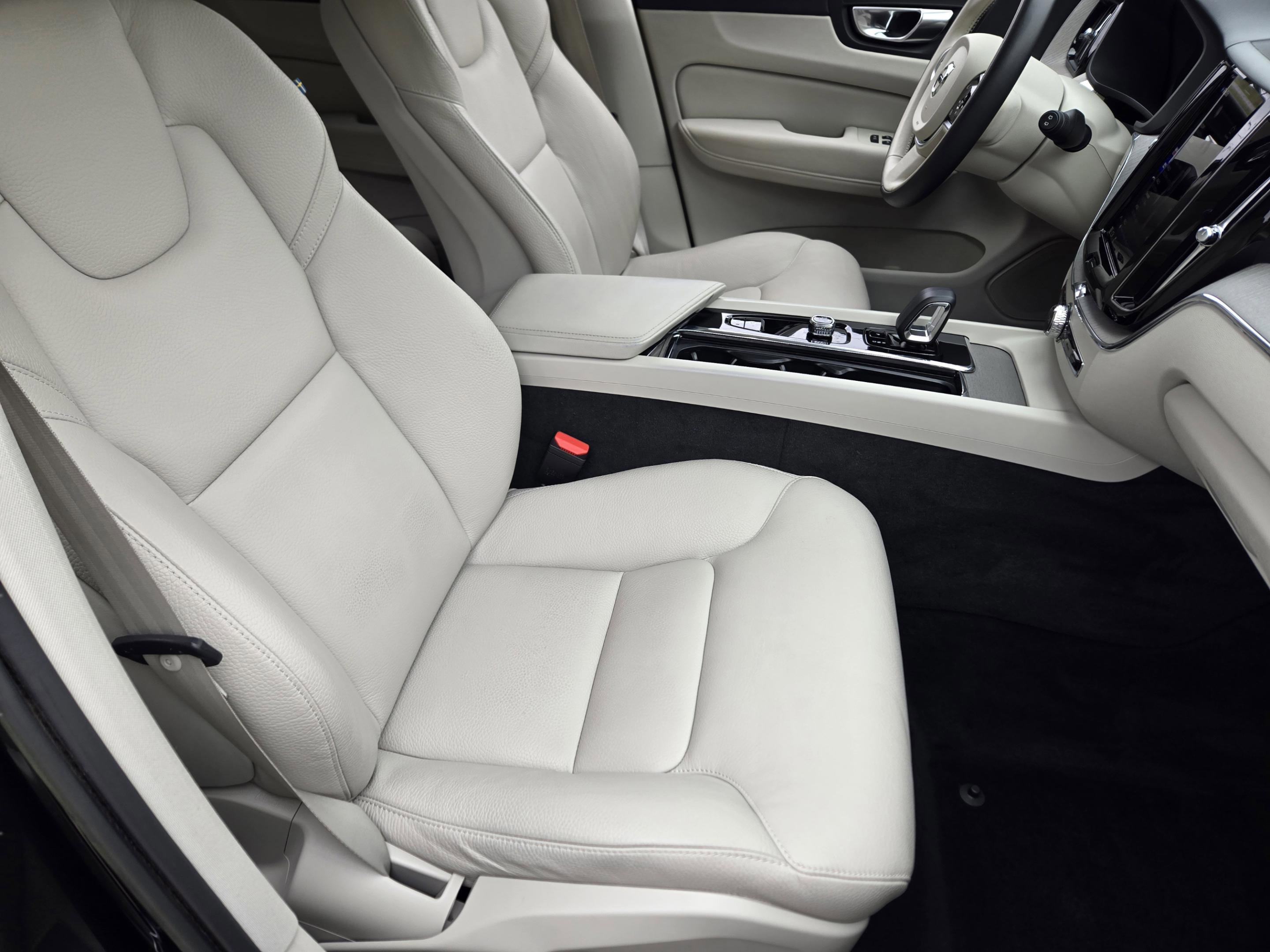 Used 2023 Volvo XC60 B5 Plus w/ Climate Package image 22