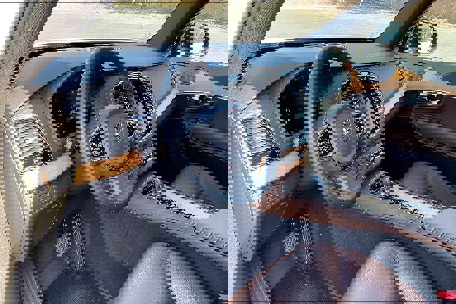 Used 2023 Volvo XC90 T8 Plus w/ Protection Package Premier image 17