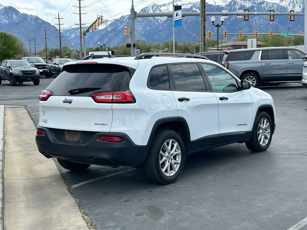 Used 2016 Jeep Cherokee Sport FWD image 4