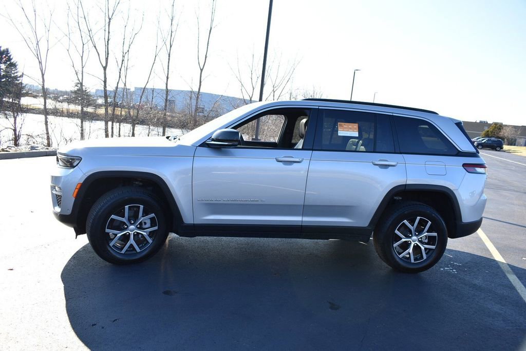 Certified 2025 Jeep Grand Cherokee Limited w/ Luxury Tech Group II image 9