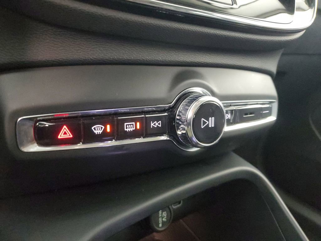 Certified 2025 Volvo XC40 B5 Plus image 32