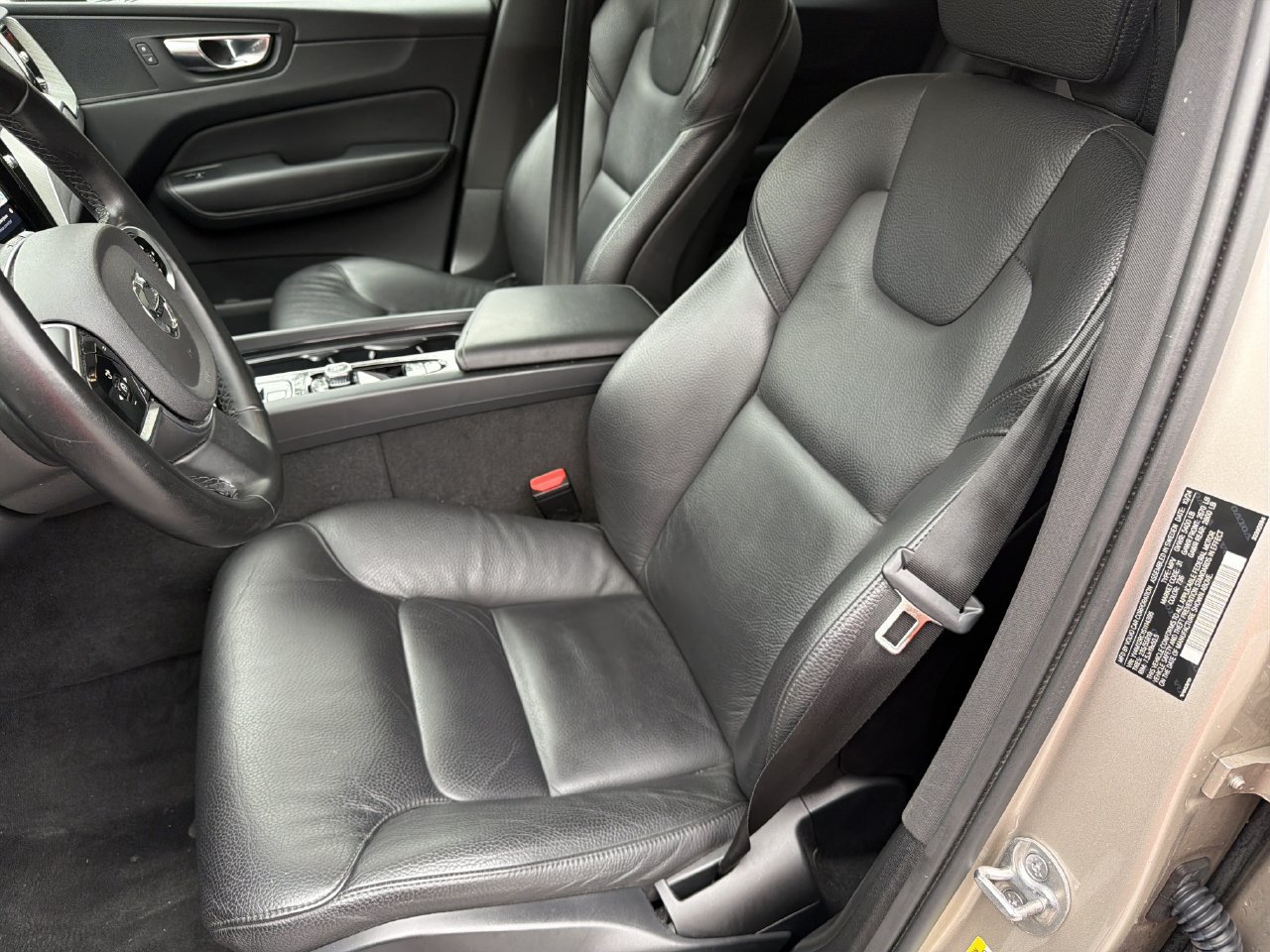 Used 2025 Volvo XC60 B5 Plus AWD/4WD image 17