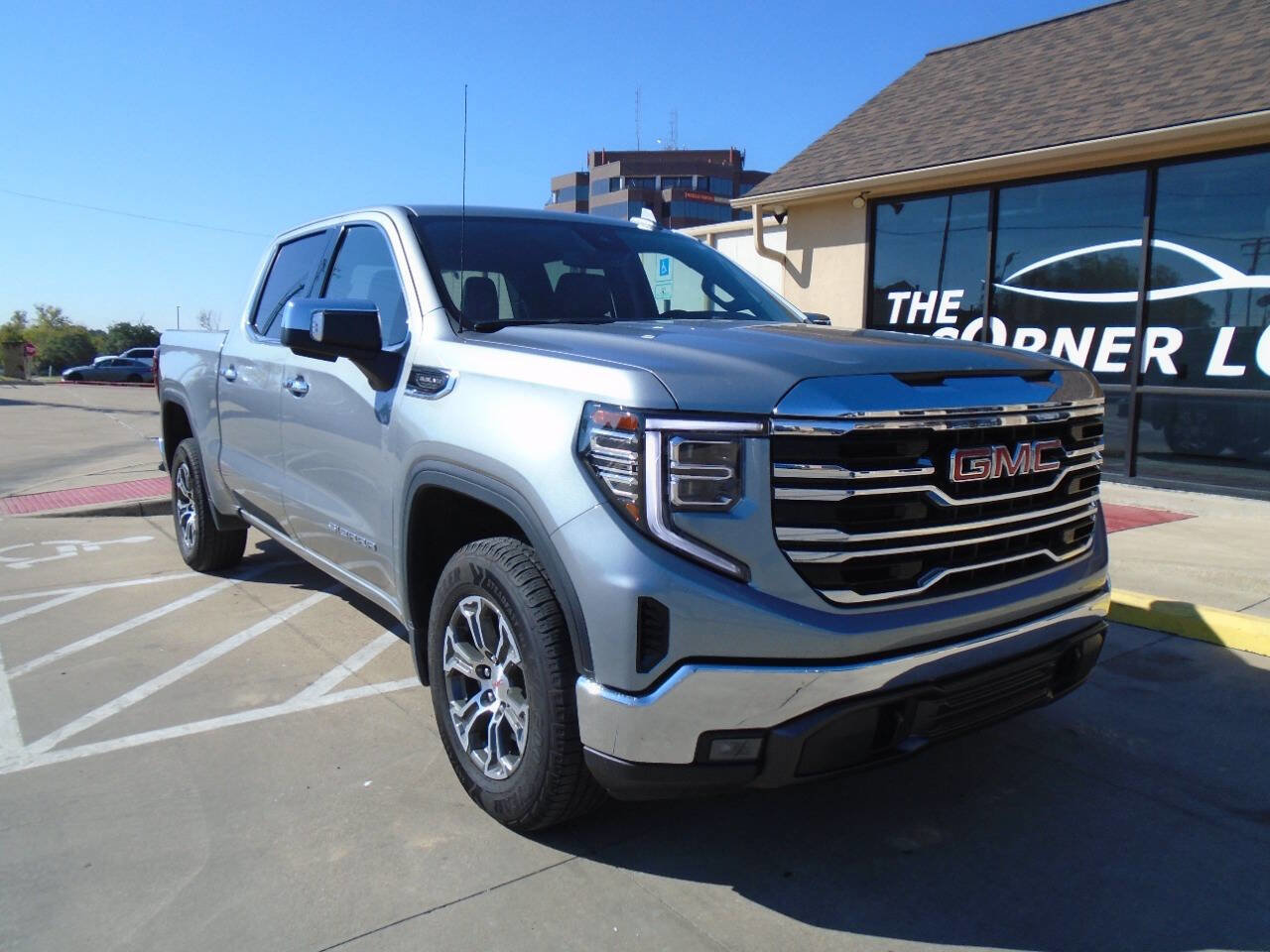 Used 2025 GMC Sierra 1500 SLT image 1