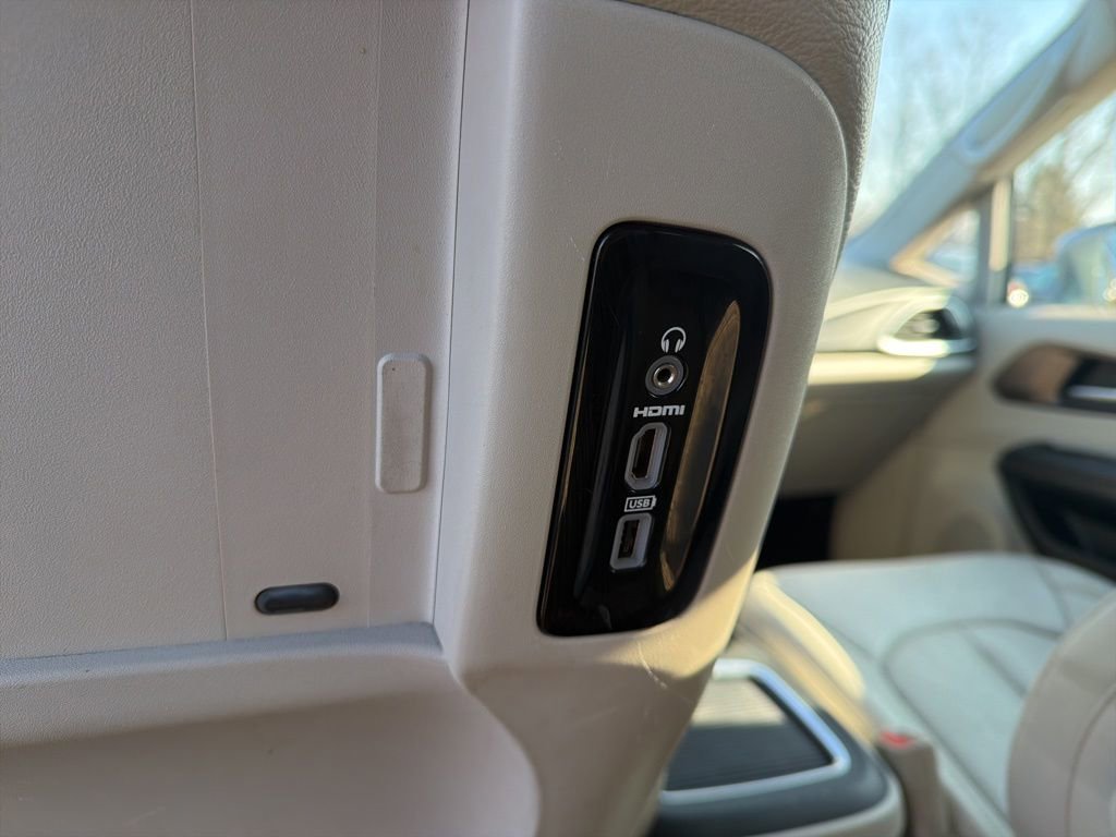 Used 2018 Chrysler Pacifica Touring-L Plus w/ Tire & Wheel Group image 36