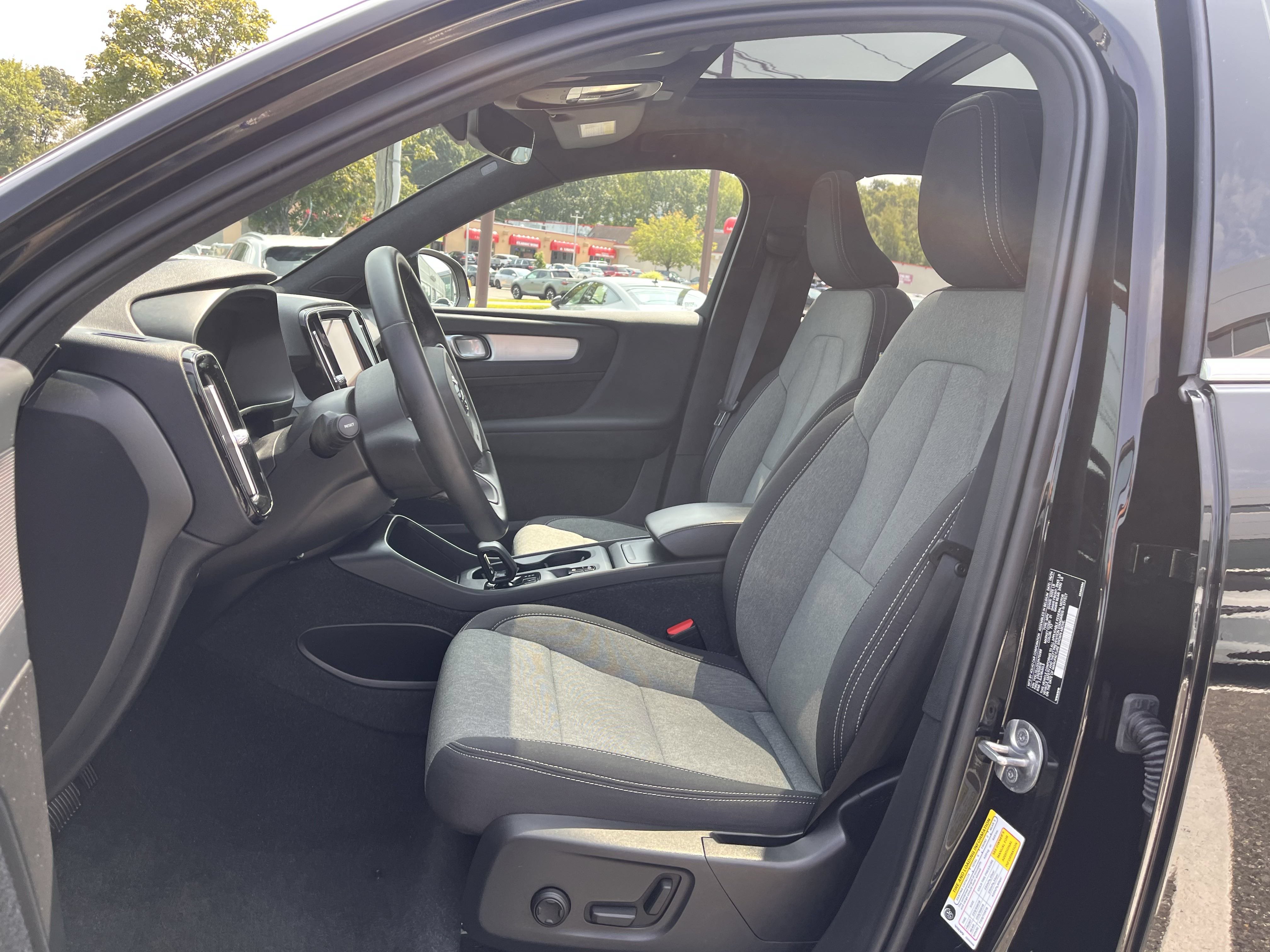 Certified 2025 Volvo XC40 B5 Core AWD/4WD image 6