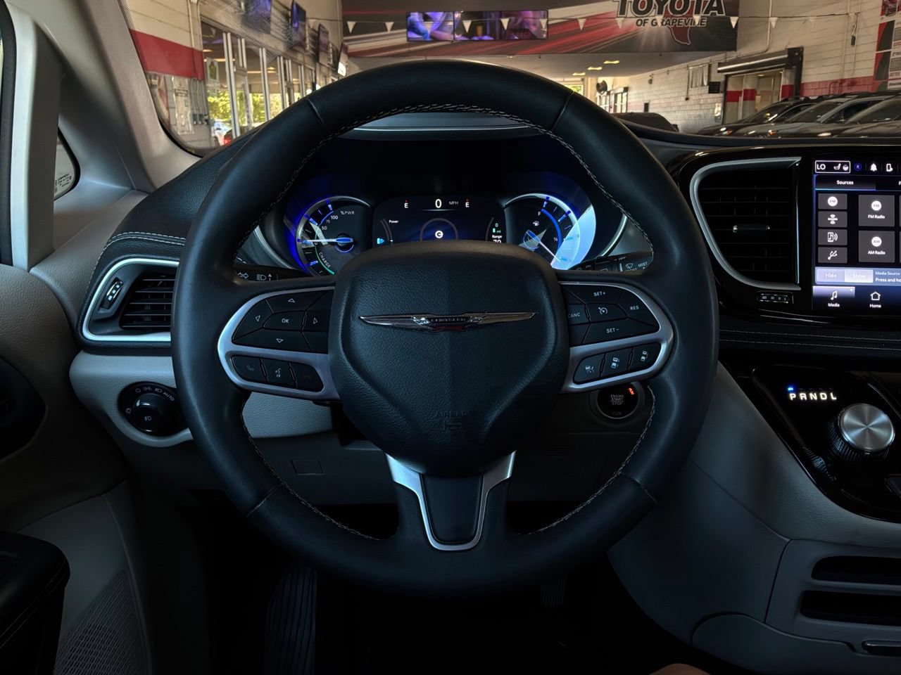 Used 2023 Chrysler Pacifica Touring-L FWD image 42