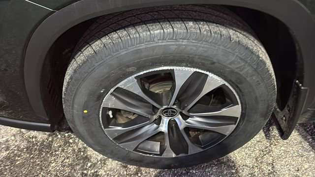 Used 2023 Toyota Highlander XLE w/ Protection Package #3 (TMS) image 33