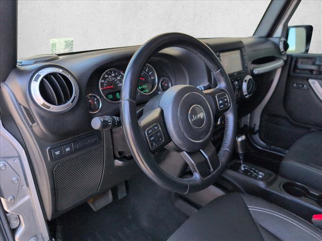 Used 2015 Jeep Wrangler Unlimited Rubicon w/ Connectivity Group AWD/4WD image 10
