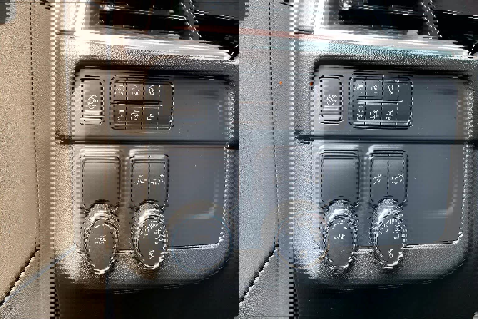 Used 2025 Chevrolet Suburban LT image 14