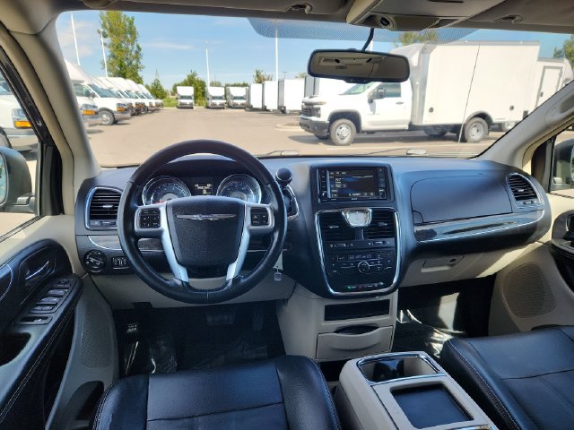 Used 2013 Chrysler Town & Country Touring FWD image 35