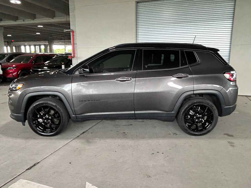 Used 2022 Jeep Compass Latitude FWD image 2