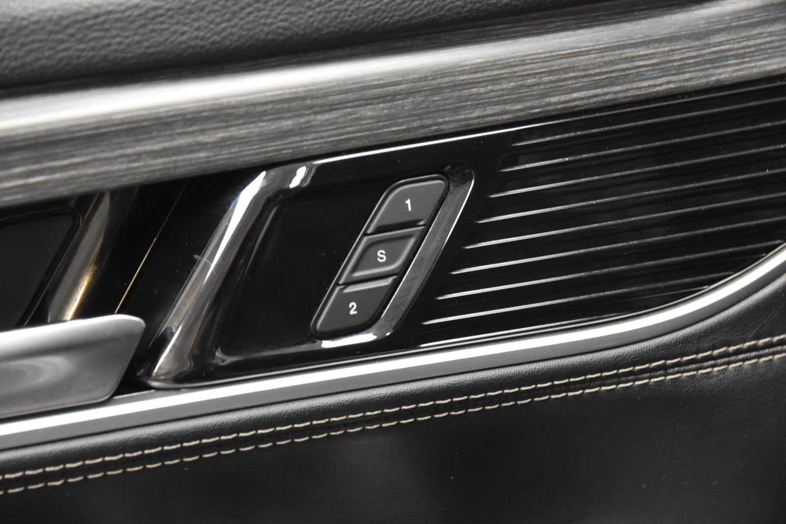Used 2024 Jeep Wagoneer L Series II RWD image 18