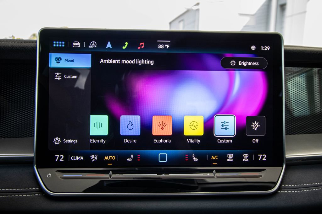 Certified 2025 Volkswagen Tiguan SE image 46