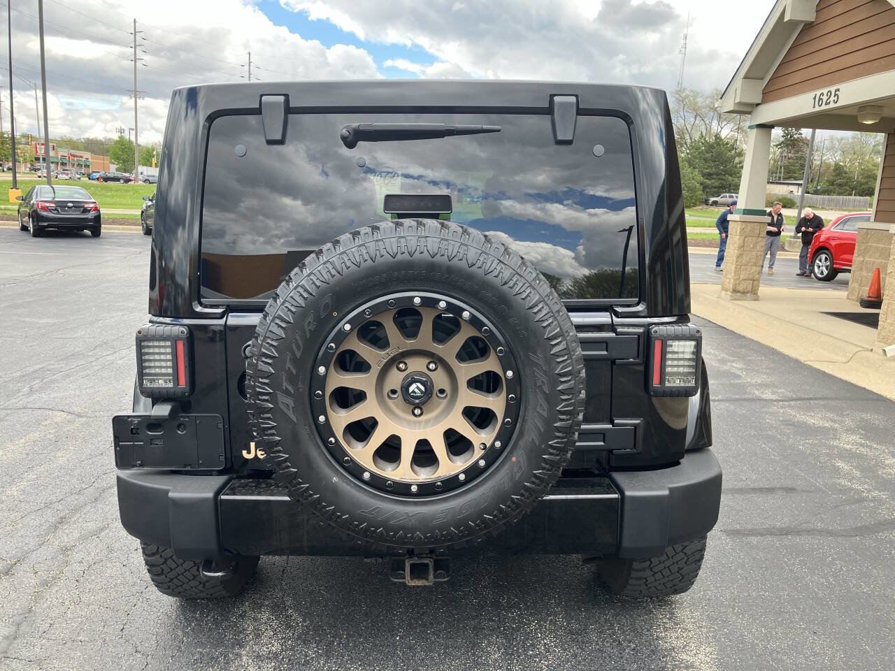 Used 2014 Jeep Wrangler Unlimited Sahara AWD/4WD image 5