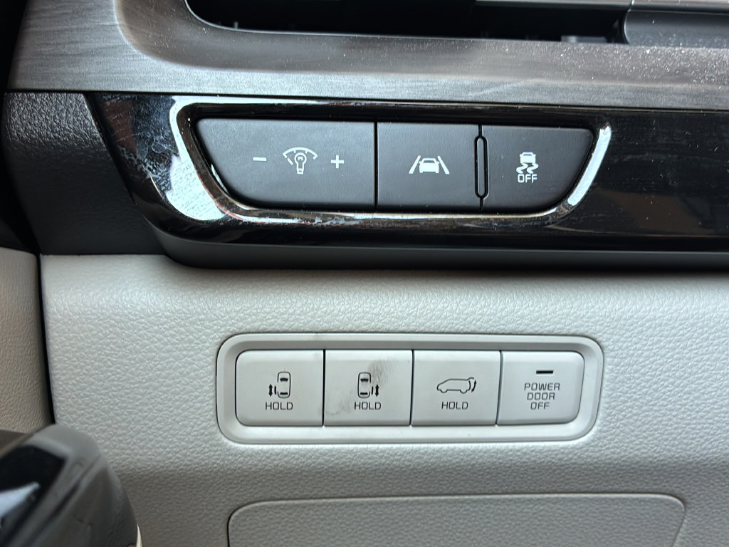 Used 2024 Kia Carnival EX FWD image 40