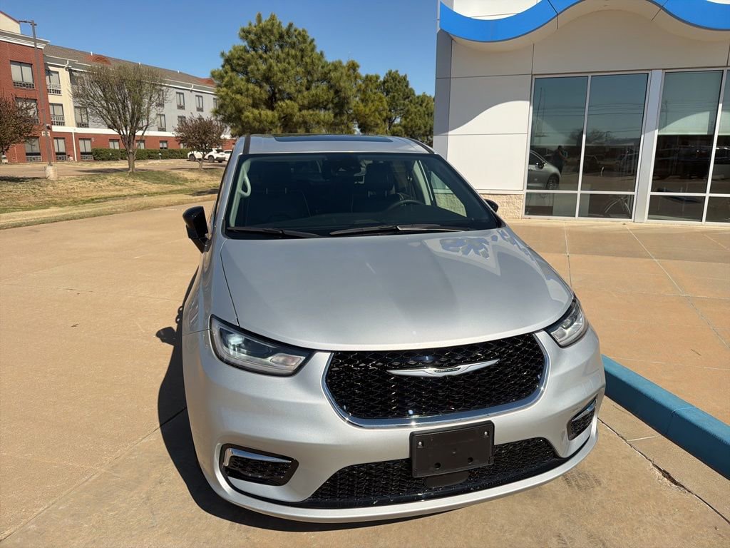 Used 2024 Chrysler Pacifica Limited image 2