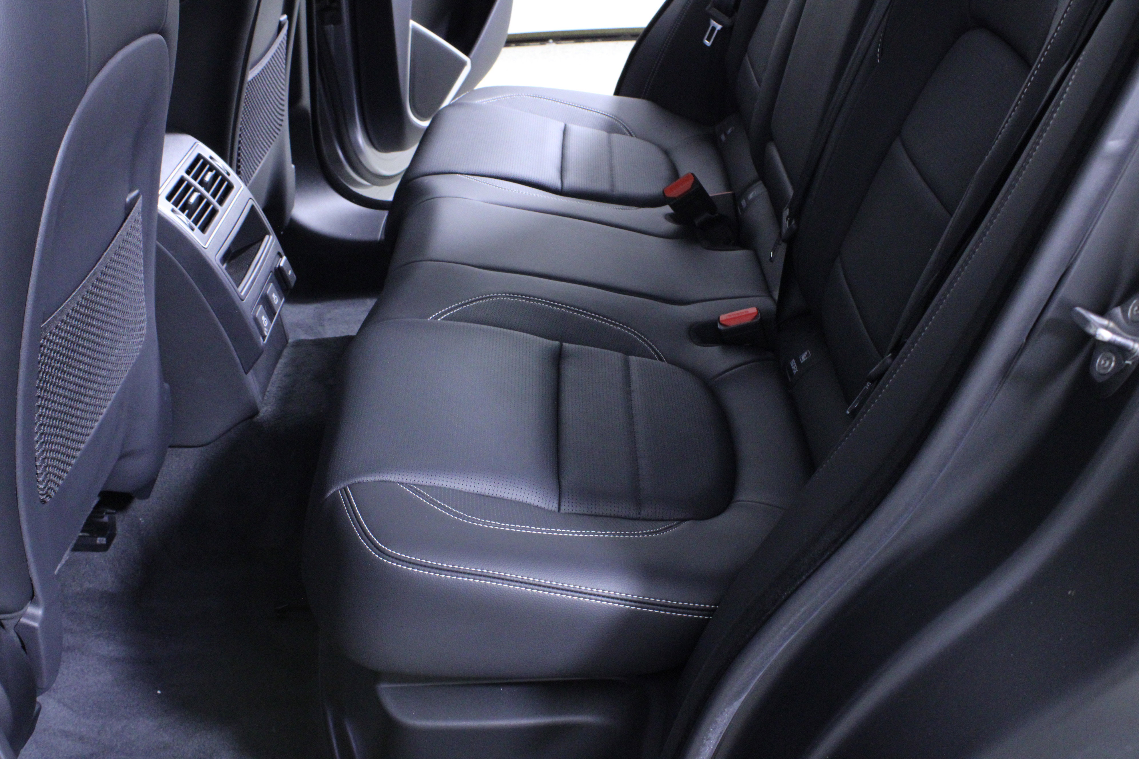 New 2026 Jaguar F-PACE R-Dynamic S image 10