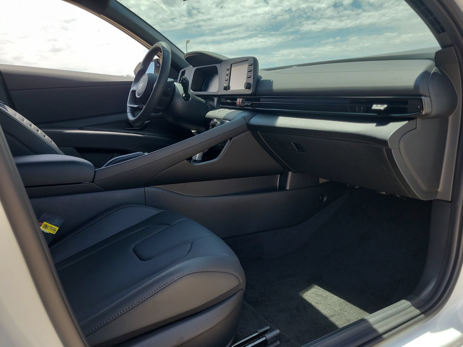New 2026 Hyundai Elantra SEL Sport FWD image 17