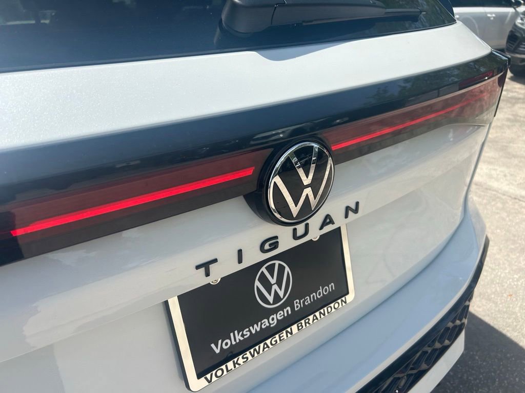New 2026 Volkswagen Tiguan SE R-Line FWD image 32