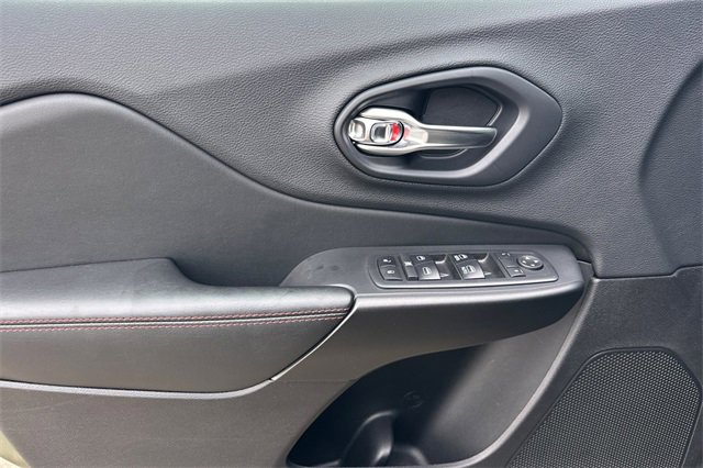 Used 2019 Jeep Cherokee Trailhawk image 14