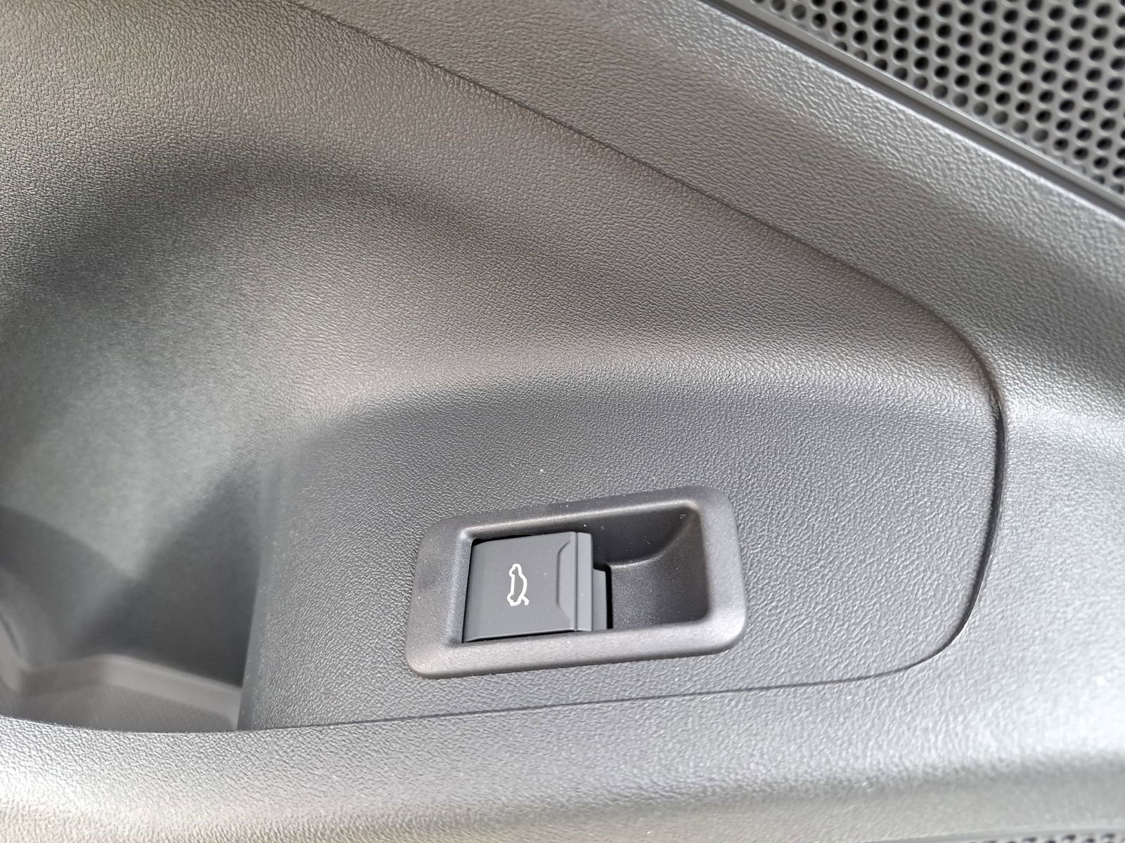 New 2025 Audi Q6 e-tron Premium image 28