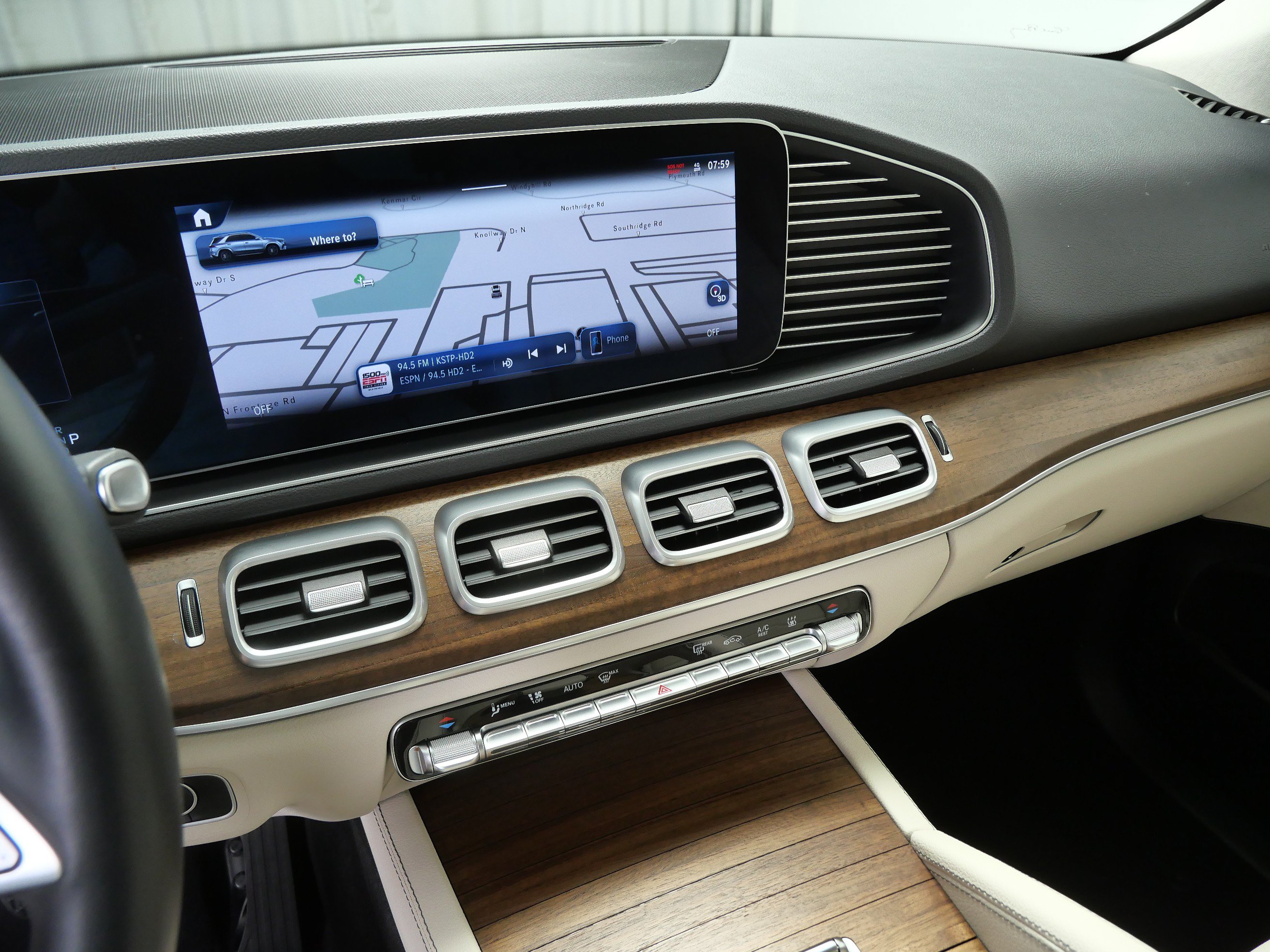 Certified 2025 Mercedes-Benz GLE 450e 4MATIC w/ Driver Assistance Package image 19