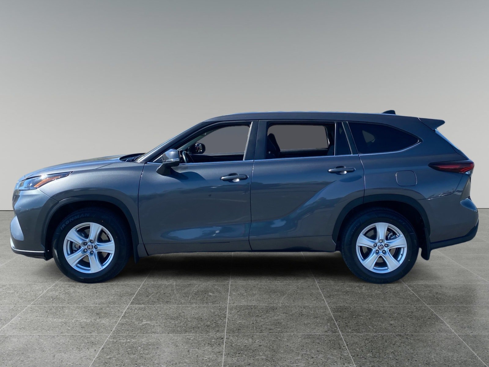 Used 2024 Toyota Highlander LE AWD/4WD image 2