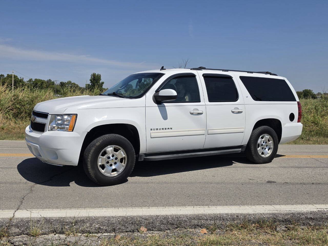 Used 2012 Chevrolet Suburban LT RWD image 2