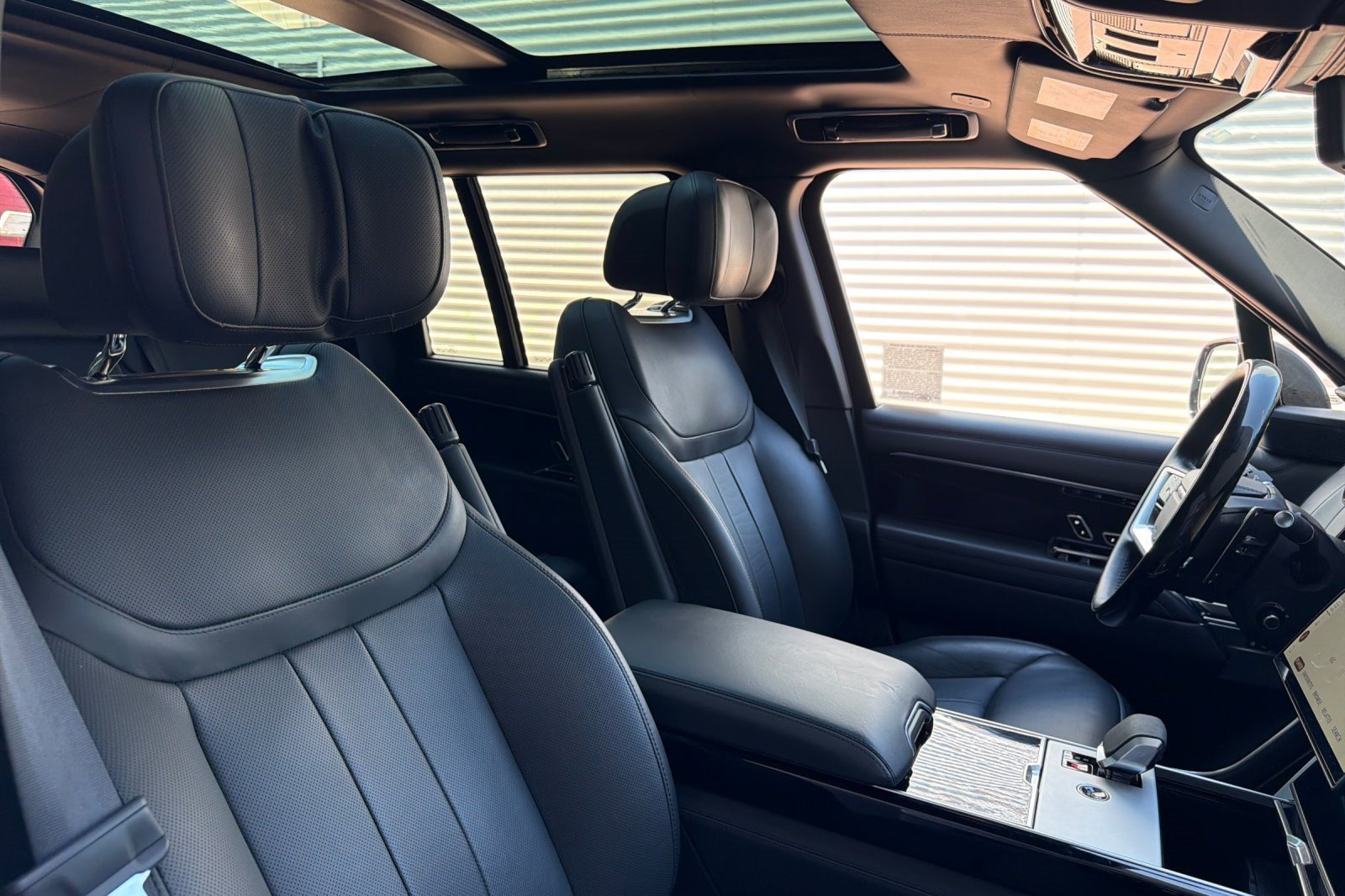Certified 2025 Land Rover Range Rover Autobiography AWD/4WD image 27