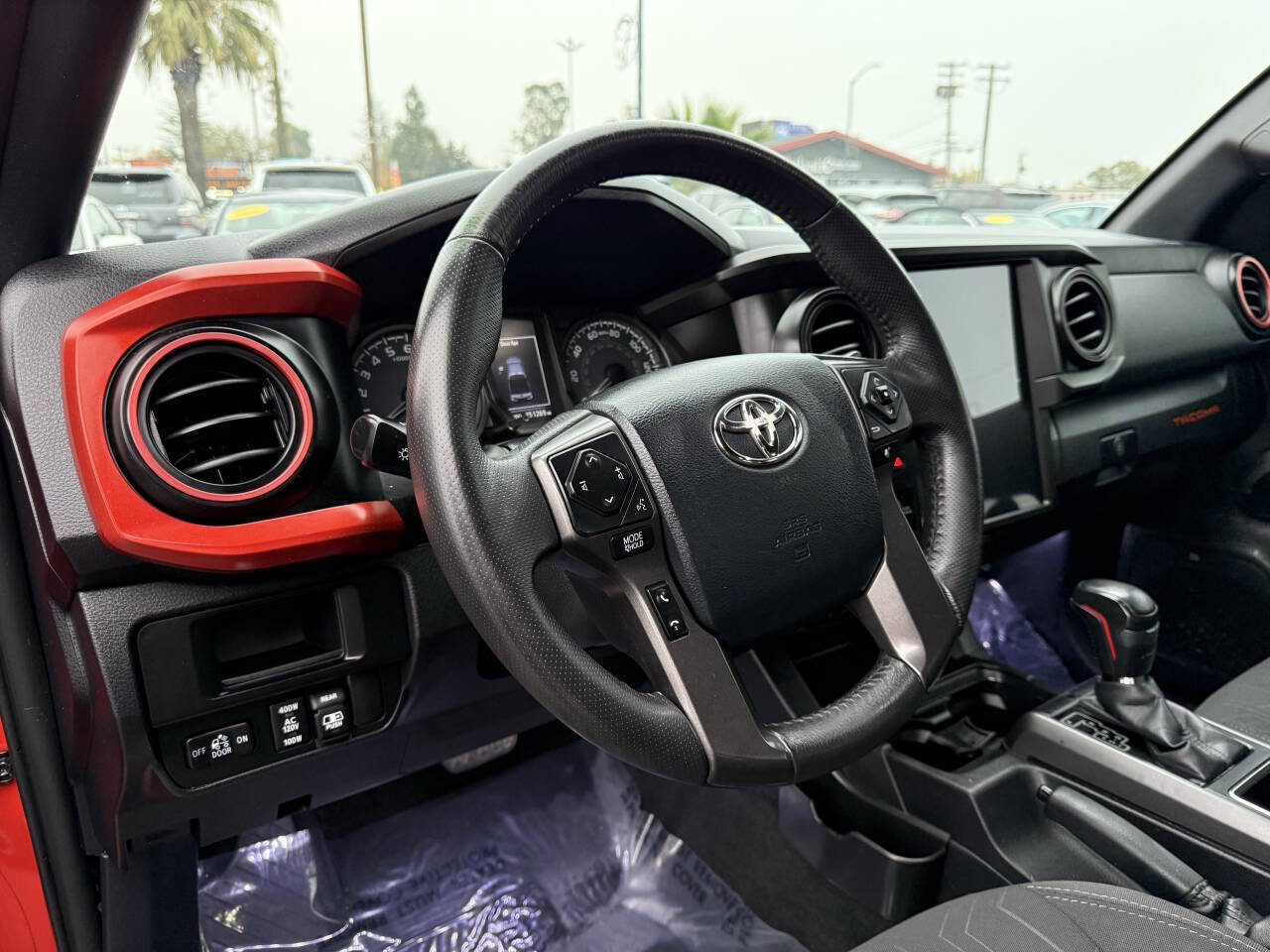 Used 2017 Toyota Tacoma TRD Sport image 19