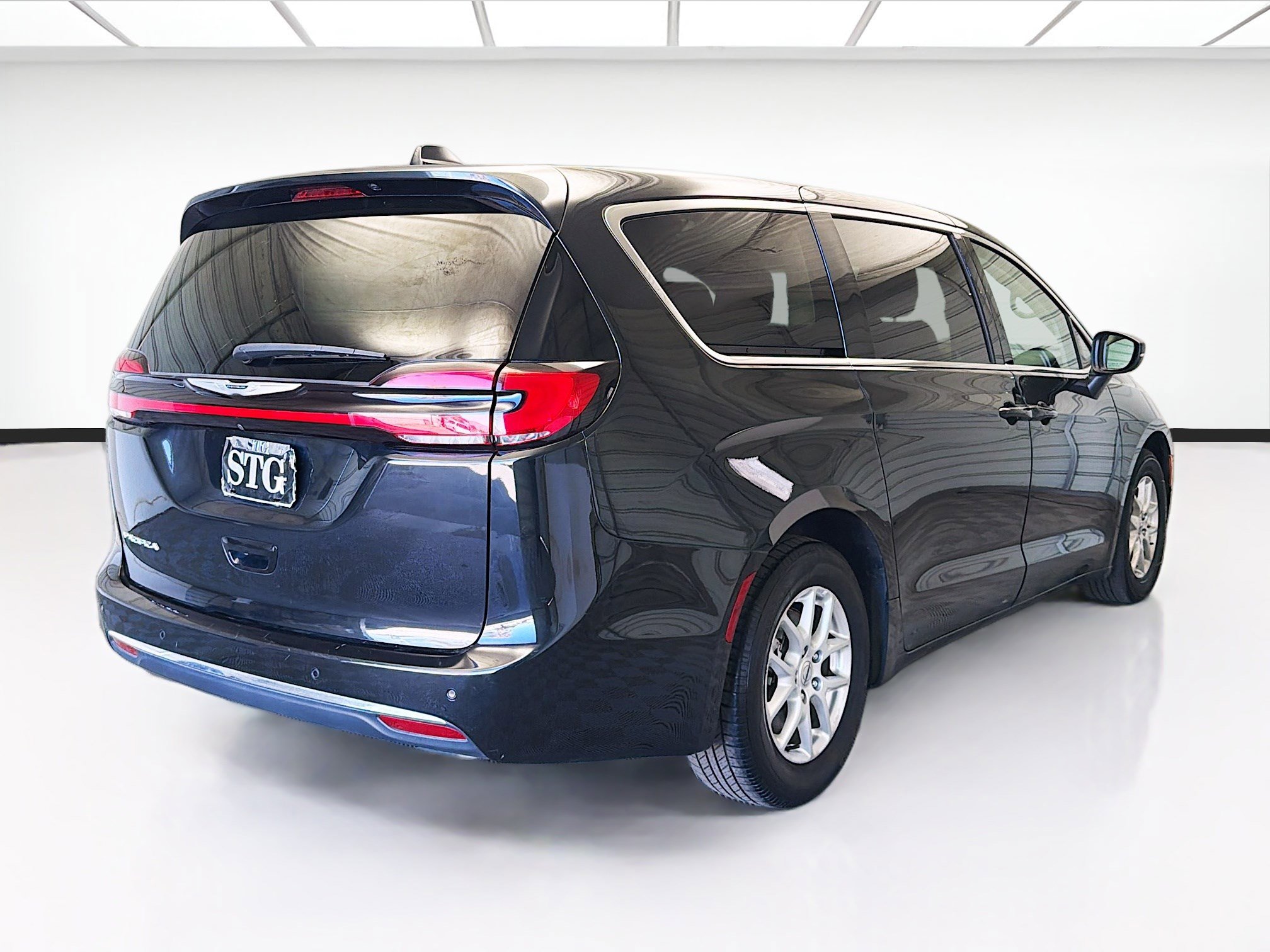 Used 2023 Chrysler Pacifica Touring-L image 4