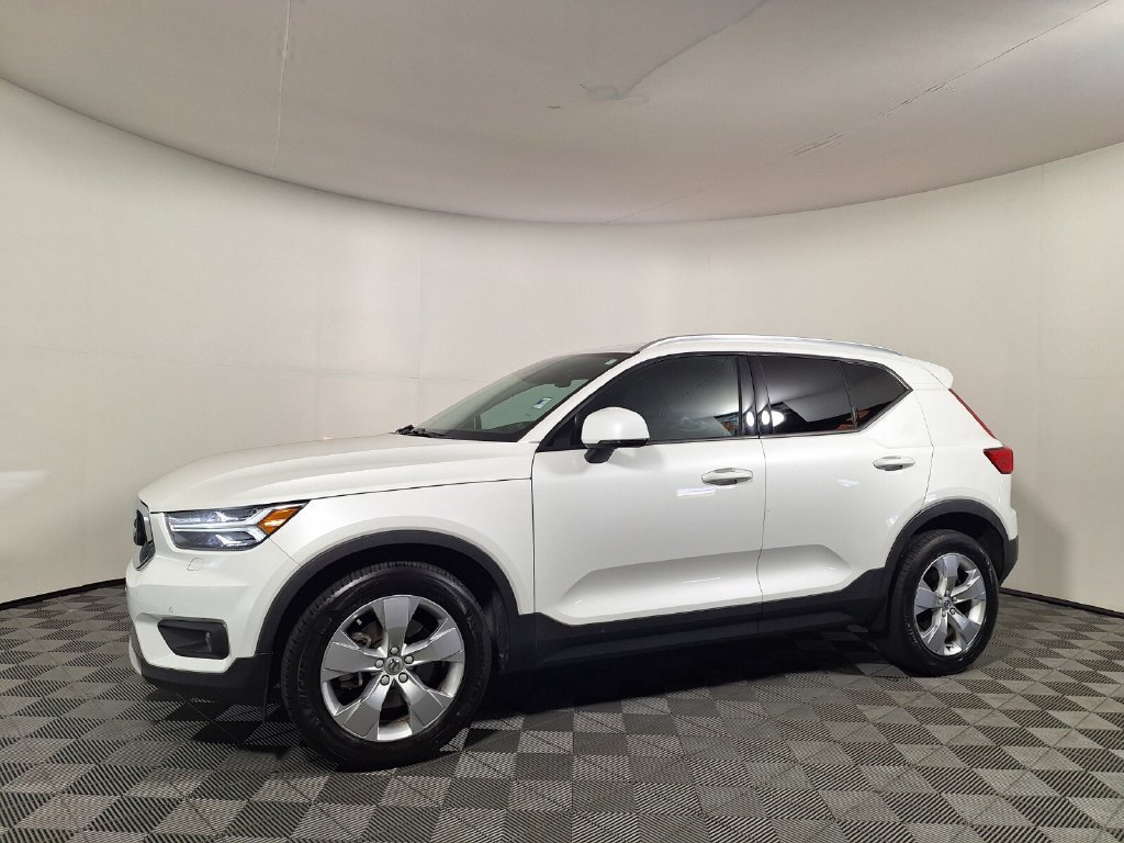 Used 2022 Volvo XC40 T5 Momentum