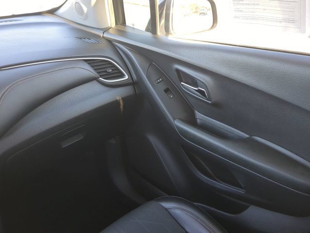 Used 2021 Chevrolet Trax LT w/ Midnight Edition FWD image 18