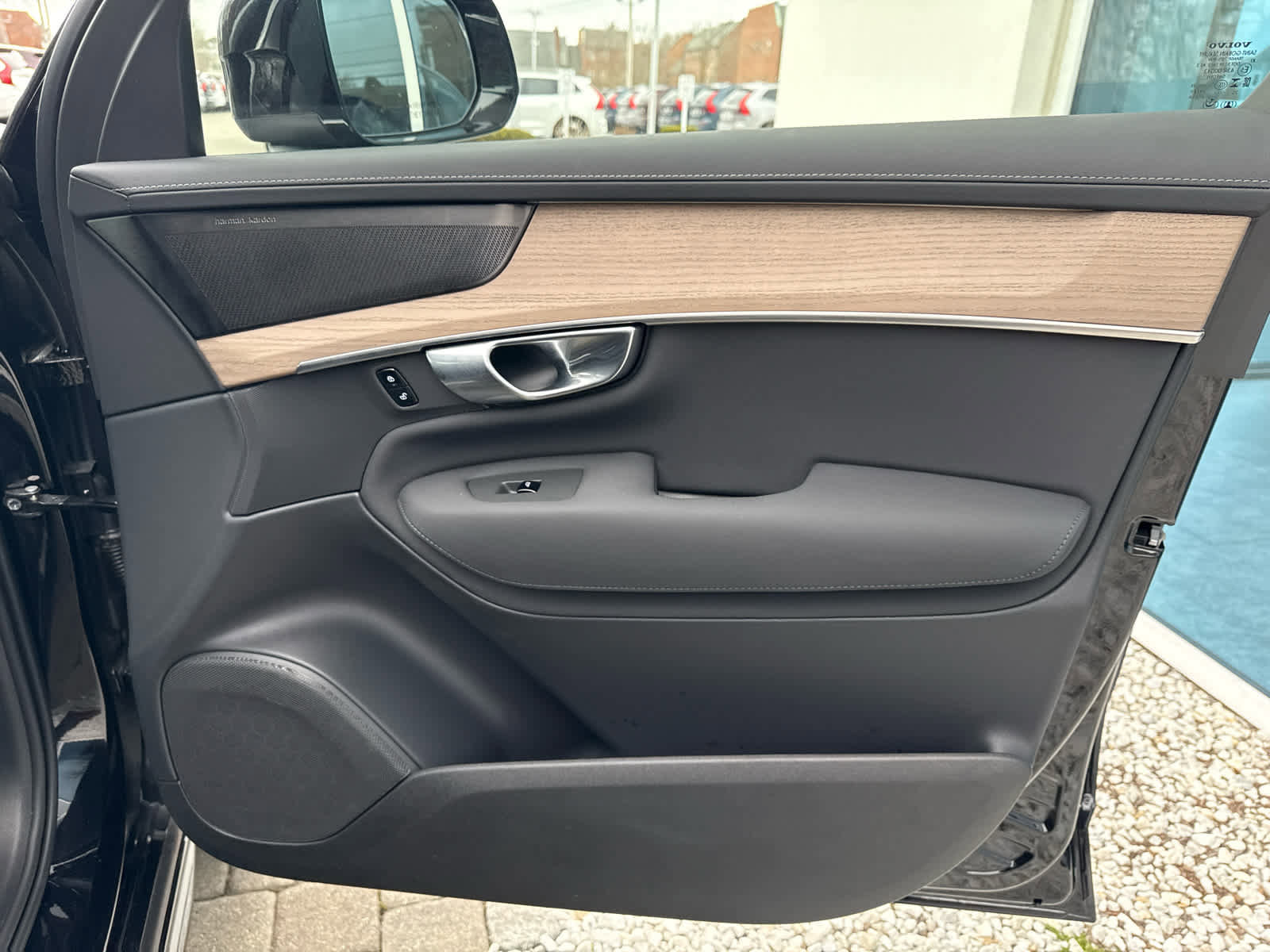 Used 2026 Volvo XC90 B6 Plus image 32