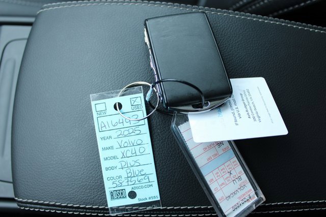 Used 2025 Volvo XC40 B5 Plus image 32