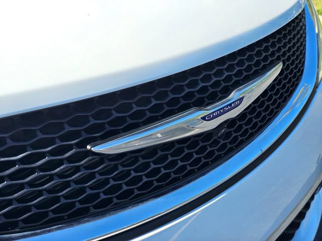 Used 2020 Chrysler Pacifica Limited w/ Tire & Wheel Group FWD image 4