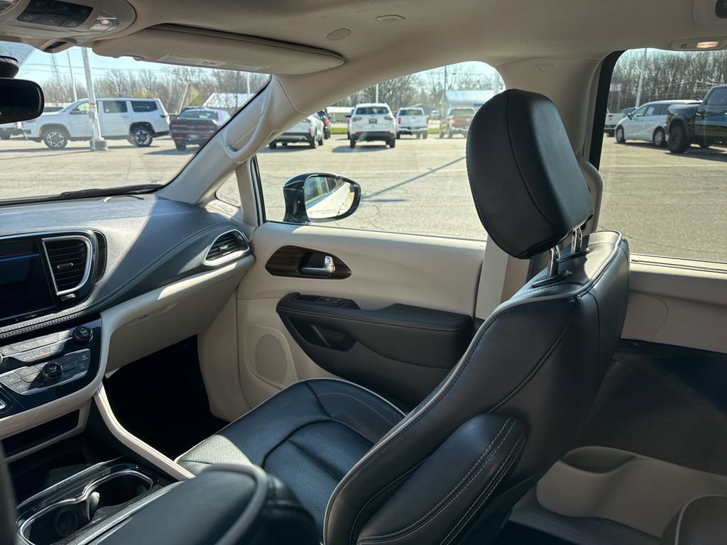 Used 2023 Chrysler Pacifica Limited image 30