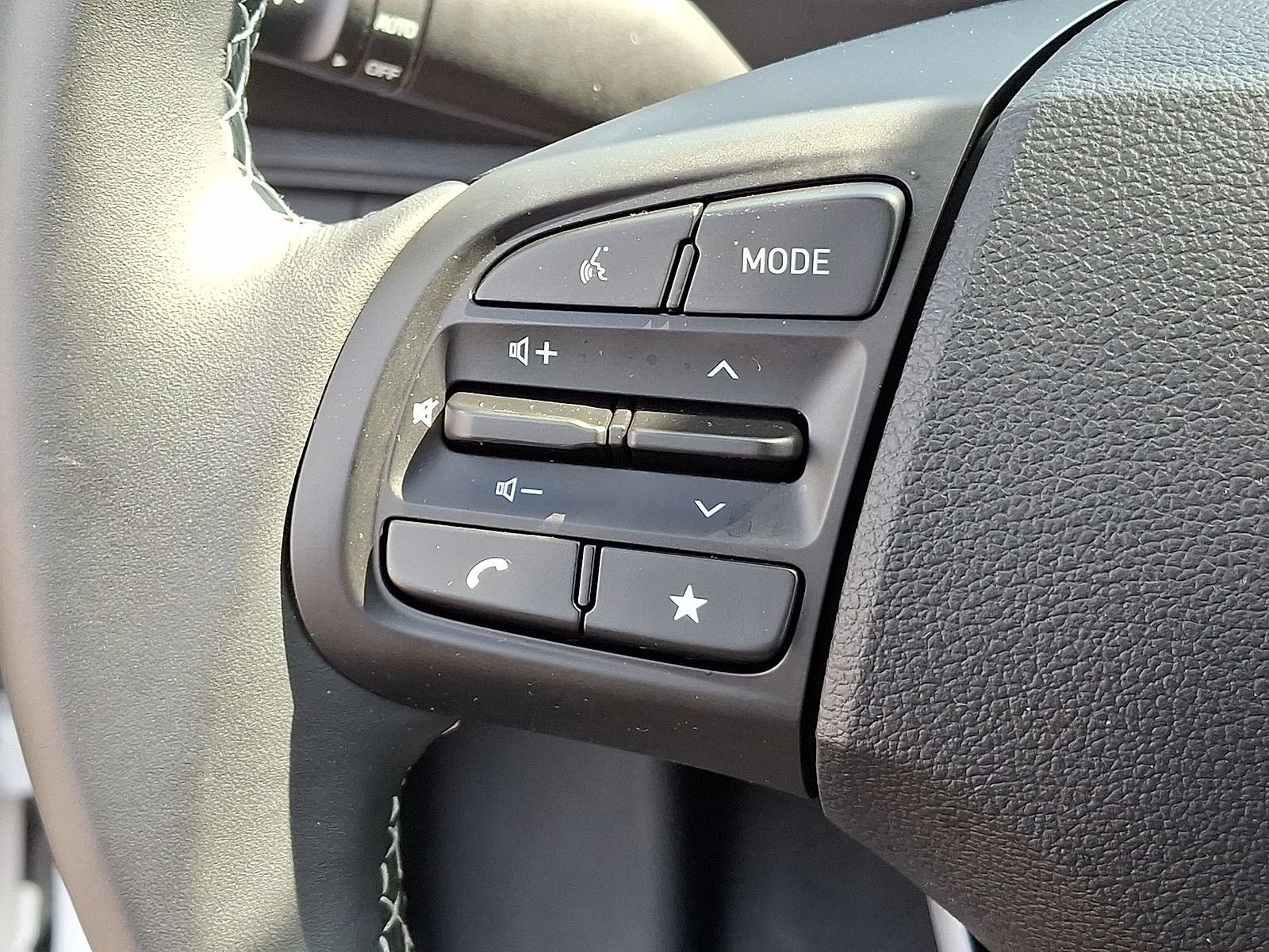 Certified 2025 Hyundai Venue Limited FWD image 23