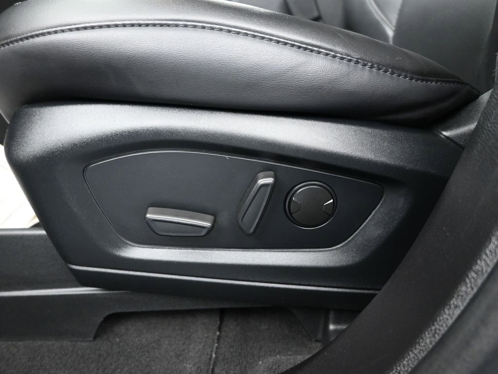 Used 2022 Ford Explorer XLT w/ Equipment Group 202A image 11