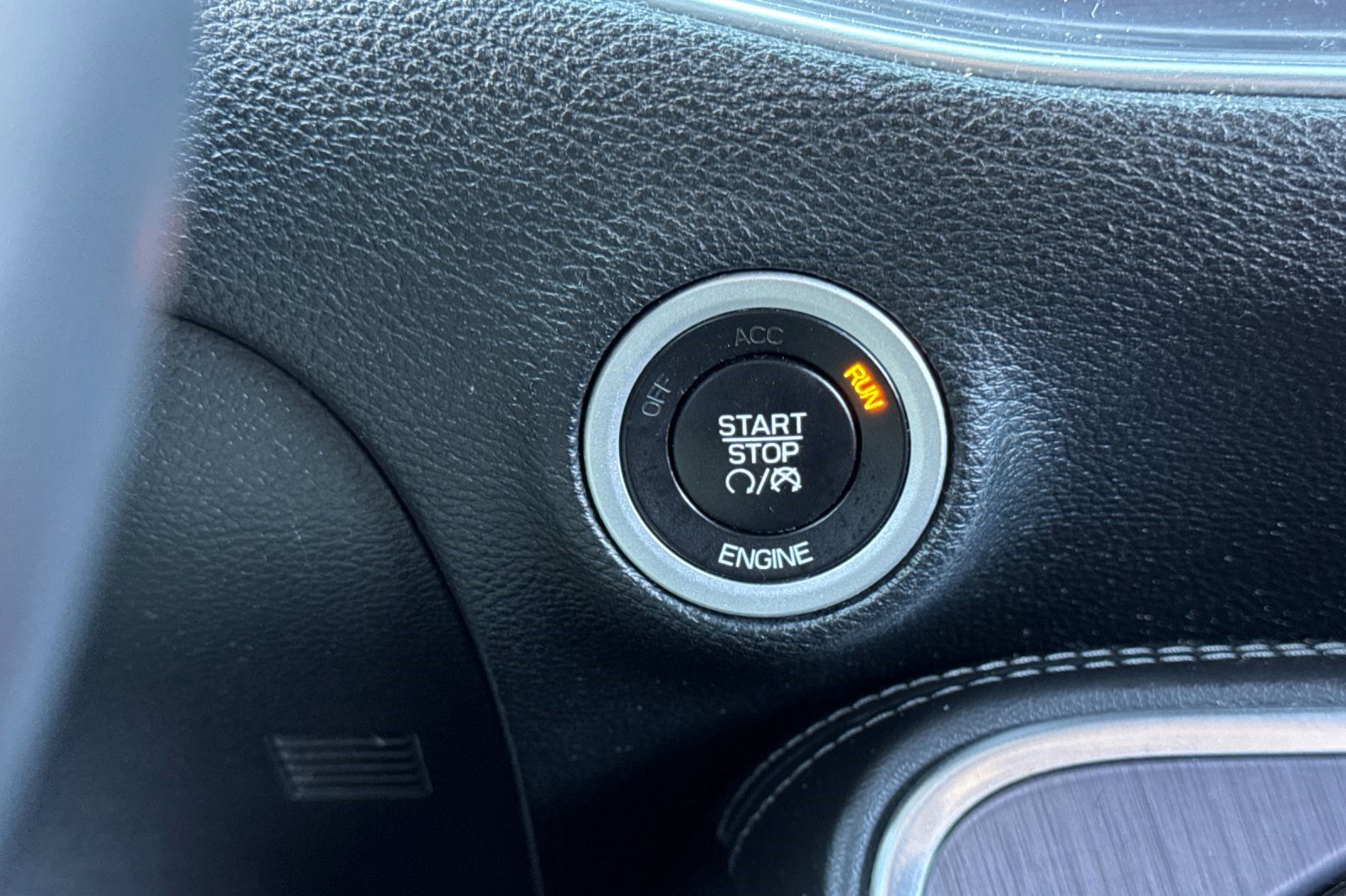 Used 2015 Dodge Challenger SXT image 32