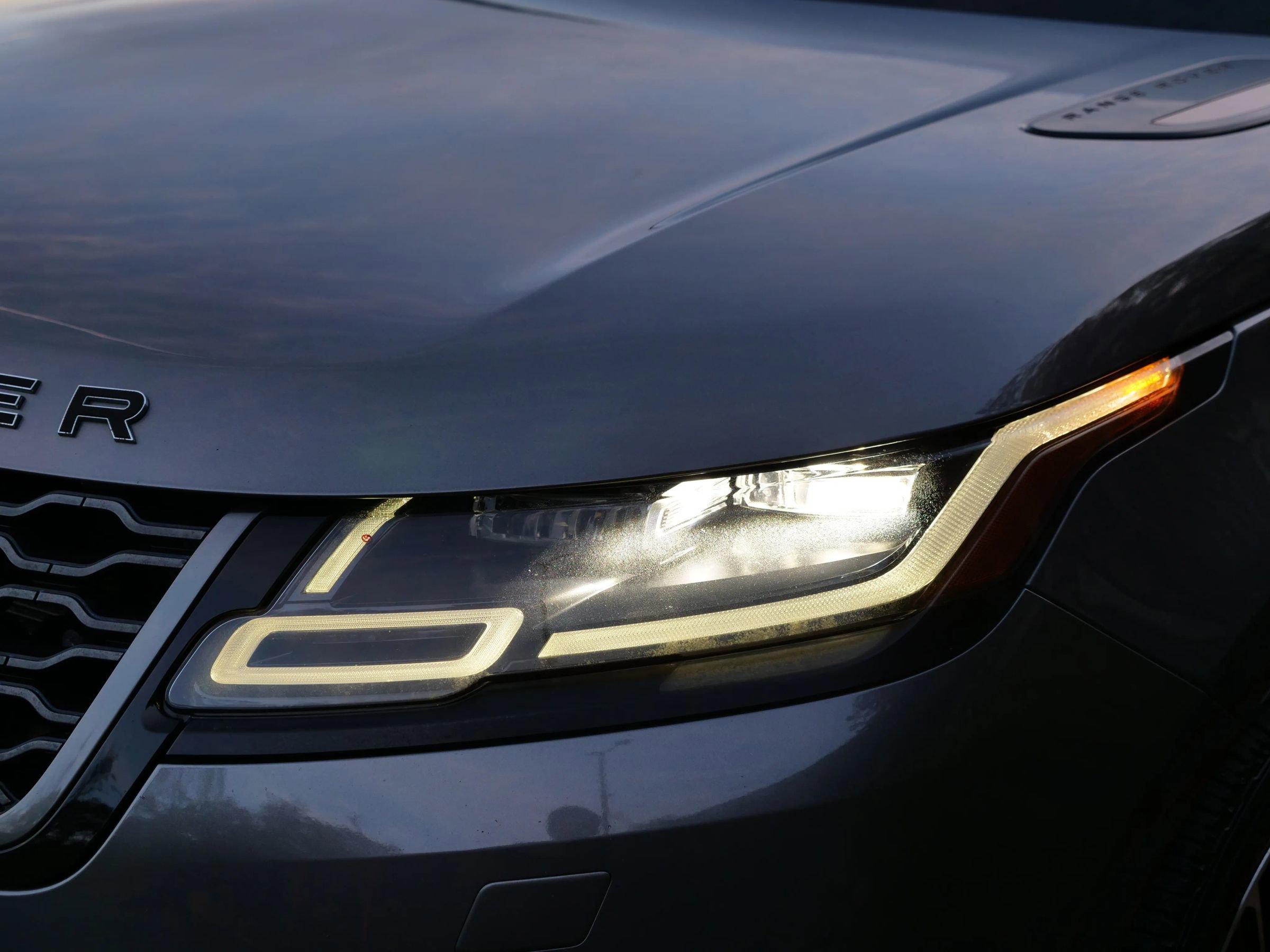 Used 2018 Land Rover Range Rover Velar R-Dynamic HSE image 40