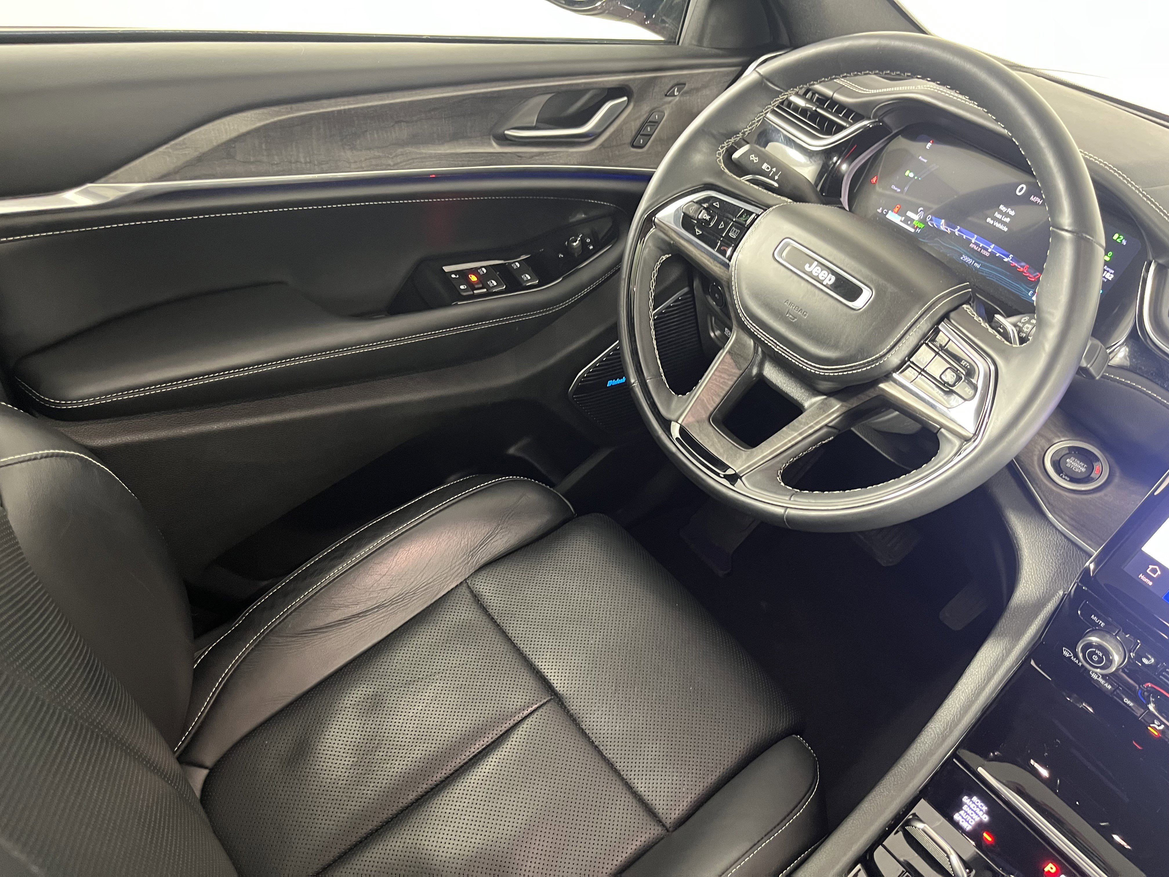 Used 2023 Jeep Grand Cherokee Overland w/ Advanced Protech Group III image 9