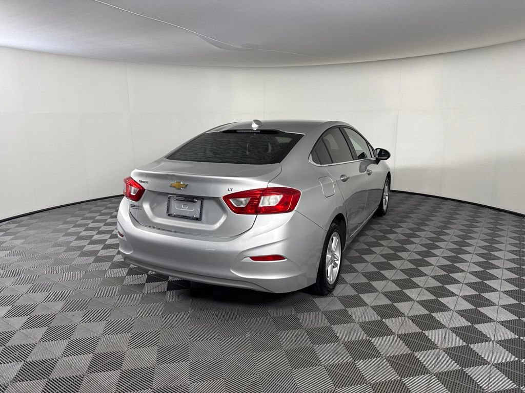 Used 2017 Chevrolet Cruze LT w/ LT Convenience Package FWD image 5