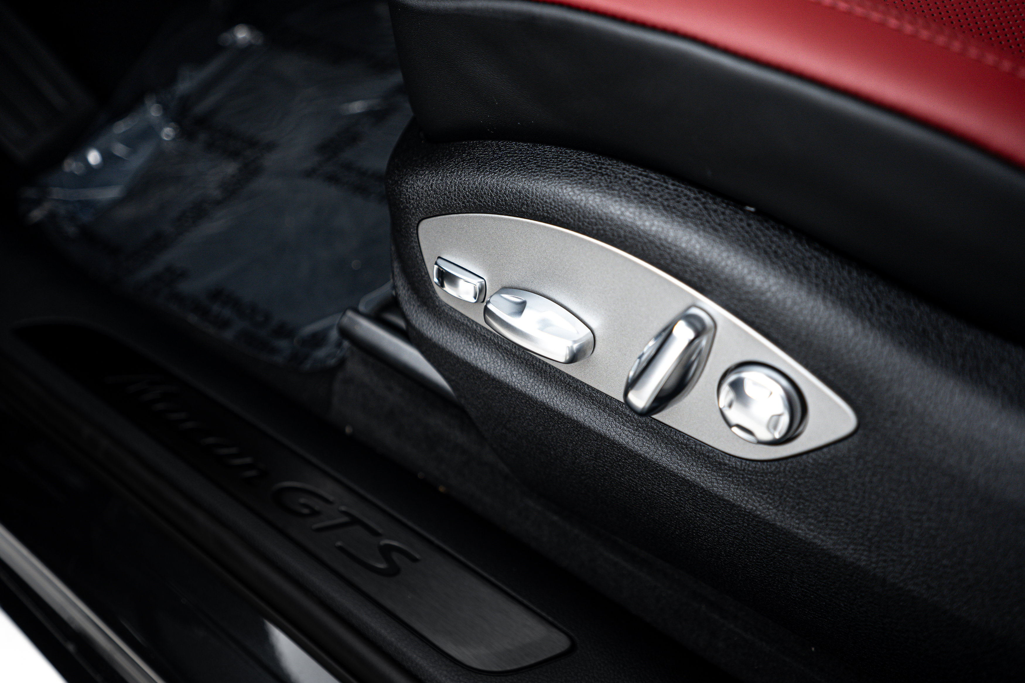 New 2025 Porsche Macan GTS image 18