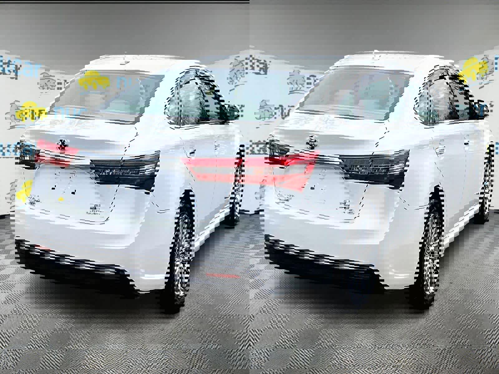 Used 2018 Toyota Avalon Limited image 6