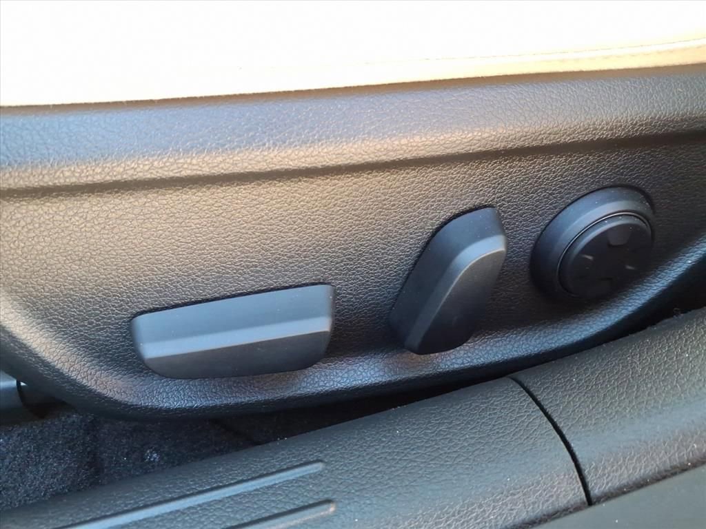 Used 2025 Genesis G70 2.5T image 11