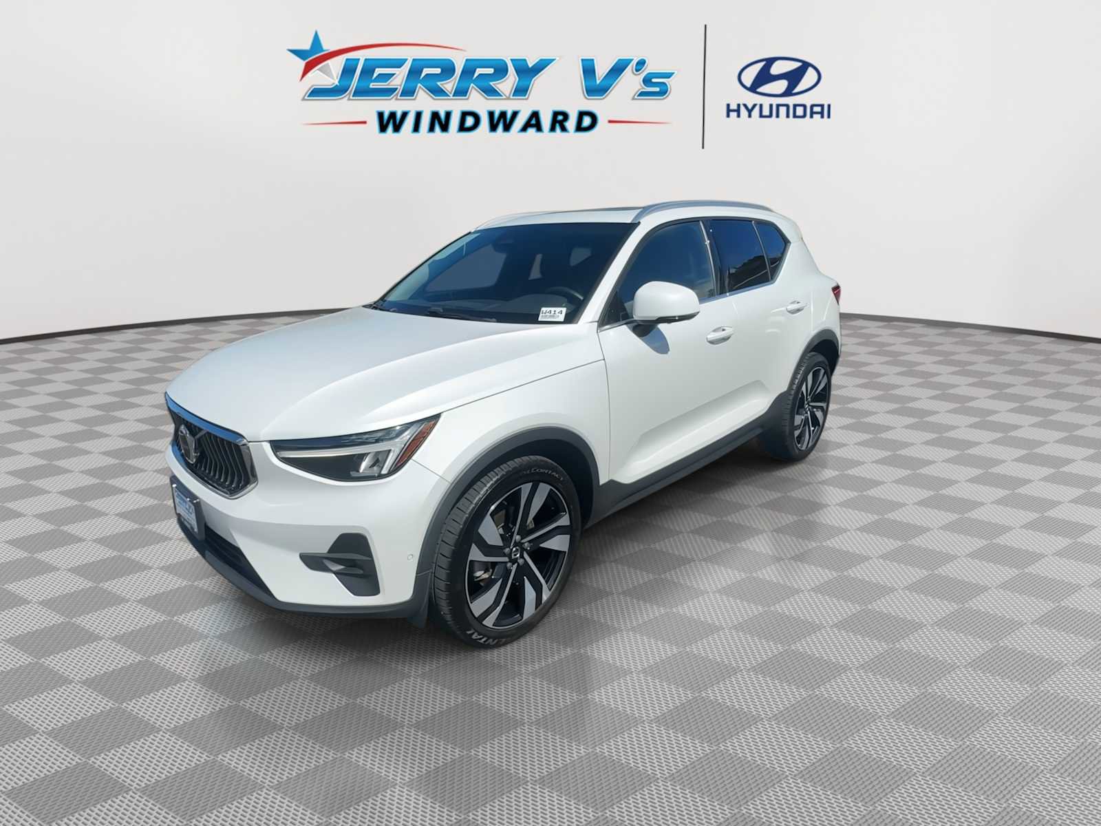 Used 2023 Volvo XC40 B4 Plus w/ Driver Assist Package image 3