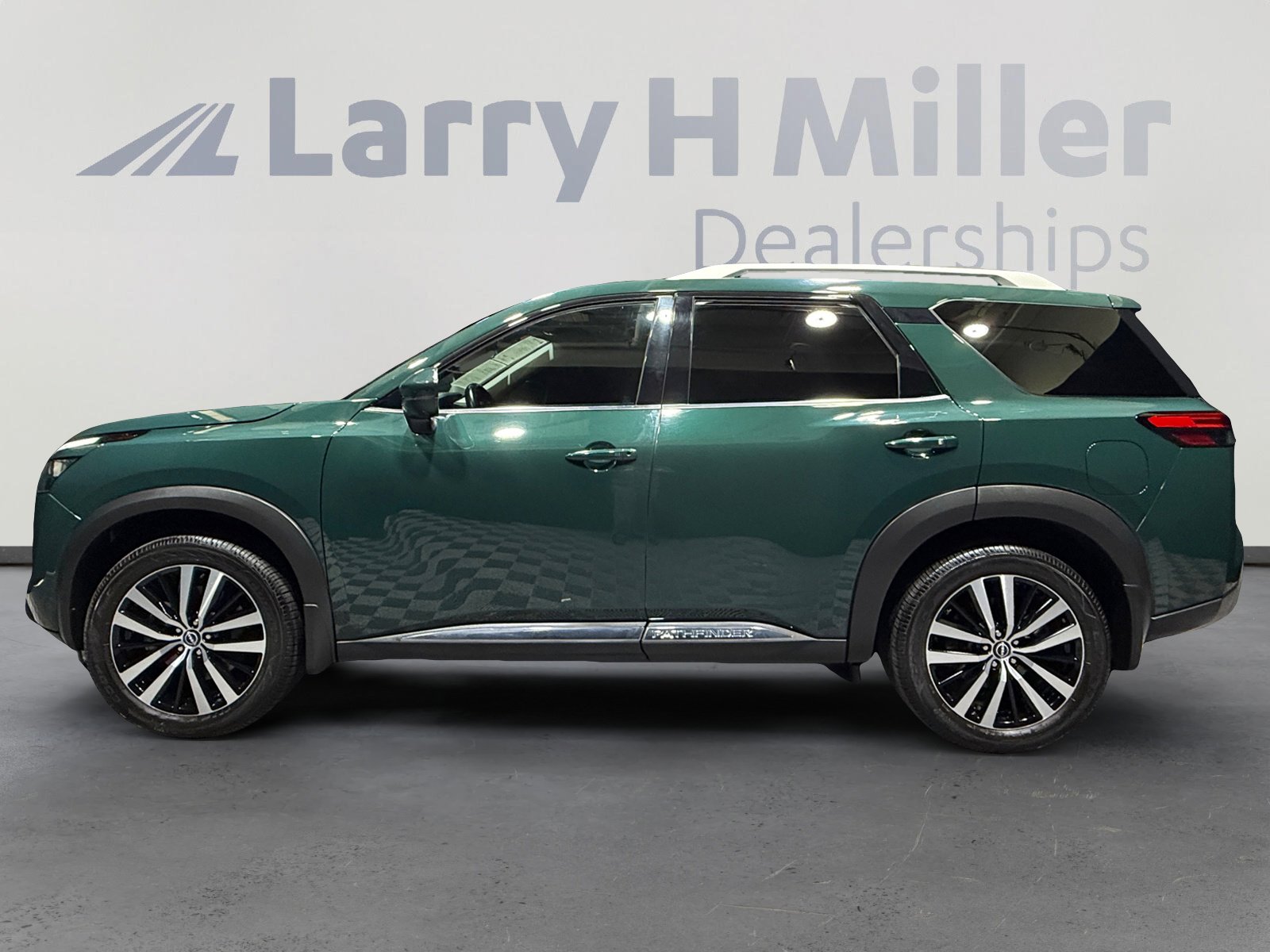 Certified 2023 Nissan Pathfinder Platinum image 2